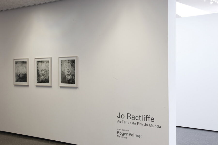 Installationsansicht, Jo Ractliffe, »As Terras do Fim do Mundo«, 2012