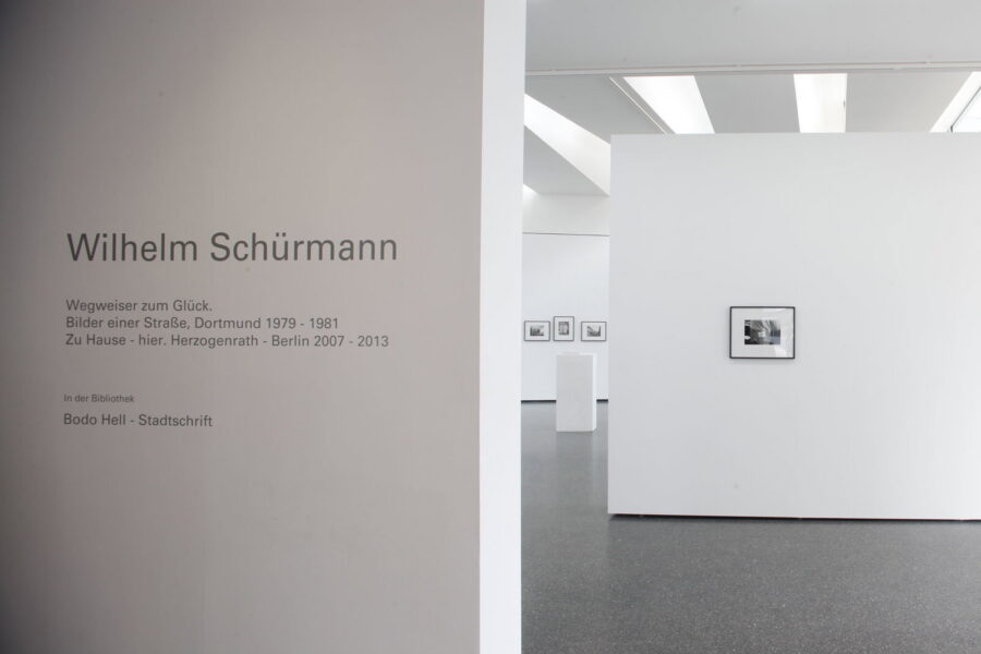 Installationsansicht, Wilhelm Schürmann, »Wegweiser zum Glück«, 2013