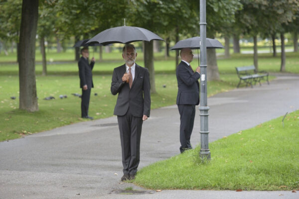 Der Regenschirm, die Schaufeln und der koreanische Tanz