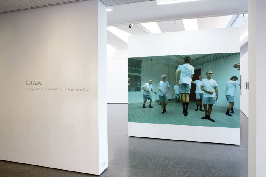 Installationsansicht, »G.R.A.M, Der Regenschirm, die Schaufeln und der koreanische Tanz«, 2017