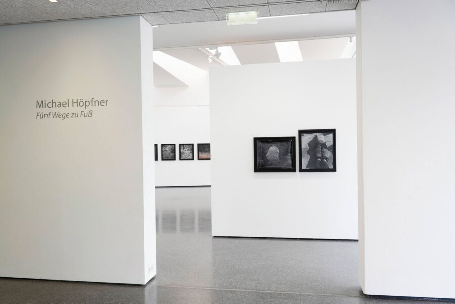 Installationsansicht, Michael Höpfner, »Fünf Wege zu Fuß«, 2021