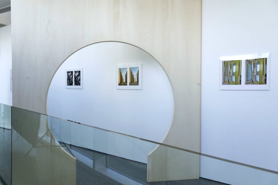 Installationsansicht, Während alle fotografieren können sich manche mit der Fotografie beschäftigen, 2020