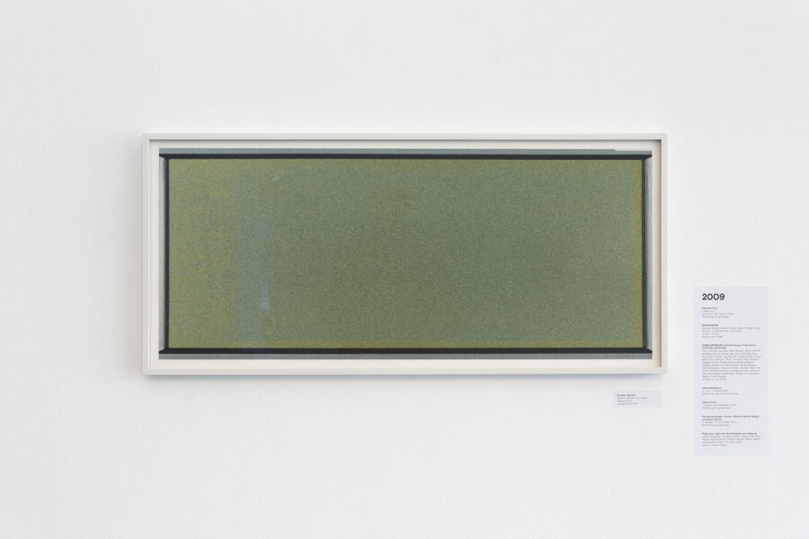 Installationsansicht, Bilder, Dokumente, Artefakte, 2021, © Rainer Iglar
