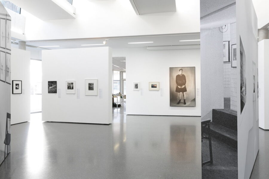 Installationsansicht, Bilder, Dokumente, Artefakte, 2021, © Rainer Iglar