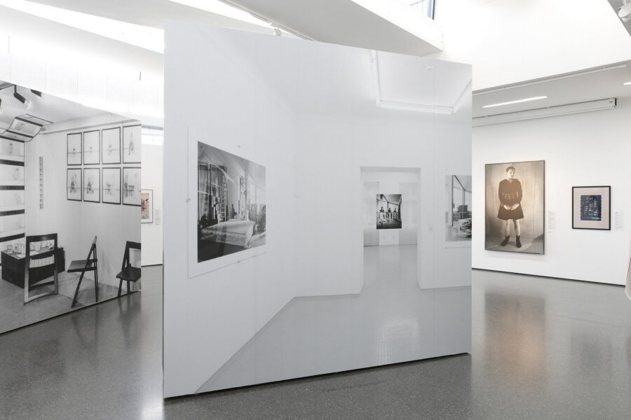 Installationsansicht, Bilder, Dokumente, Artefakte, 2021, © Rainer Iglar