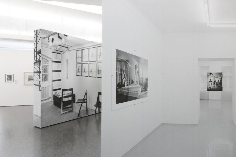 Installationsansicht, Bilder, Dokumente, Artefakte, 2021, © Rainer Iglar