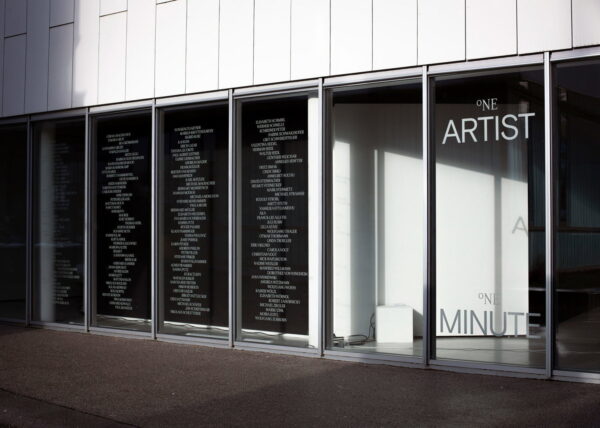 one artist − one minute