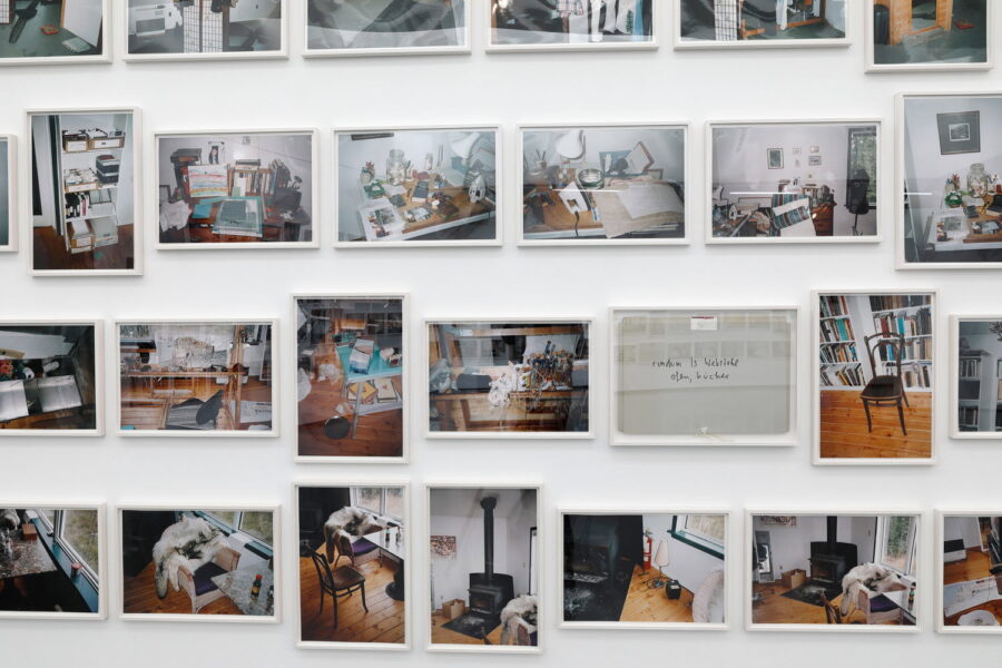 Installationsansicht, Oswald Wiener, »4./5. Oktober 2003 daheim Fotografien«, 2023
