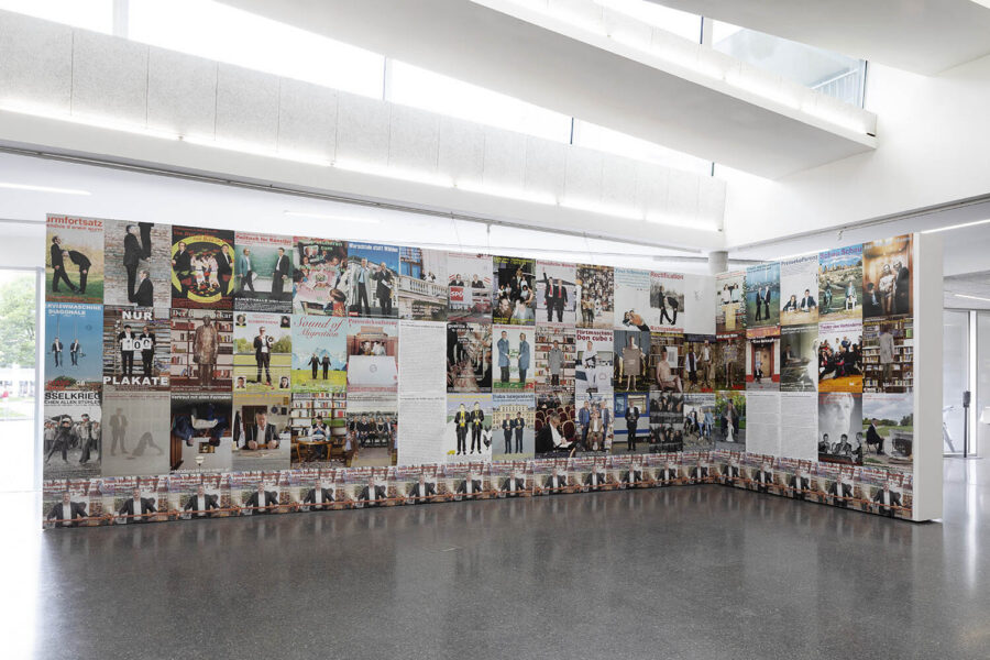 Installationsansicht, Julius Deutschbauer »(noch kleben die Plakate...)*«, 2024
